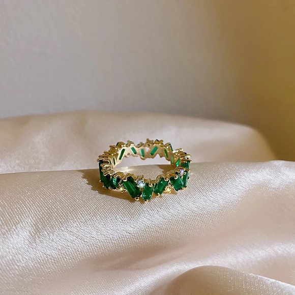 Jewelry - NWOT 18k gold green ring